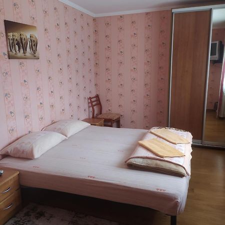 Guest House Cherepaha คาเมียเนตส์-โปดิลสกี ภายนอก รูปภาพ