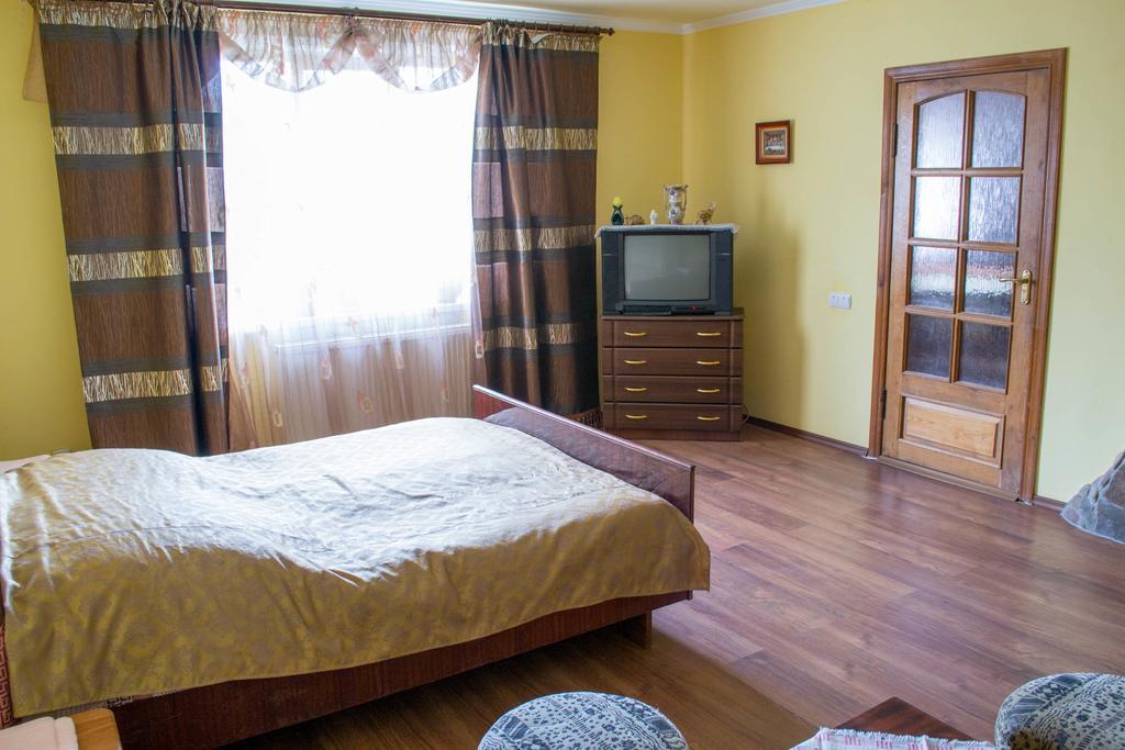 Guest House Cherepaha คาเมียเนตส์-โปดิลสกี ภายนอก รูปภาพ