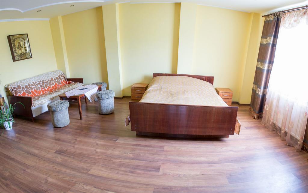 Guest House Cherepaha คาเมียเนตส์-โปดิลสกี ภายนอก รูปภาพ